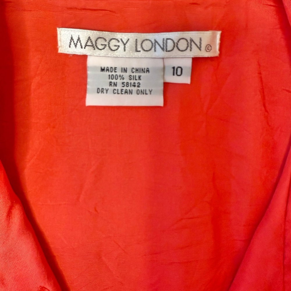 Maggy London Red Floral 100% Silk Embroidered Lightweight Cropped Jacket Size 10 - Picture 3 of 5